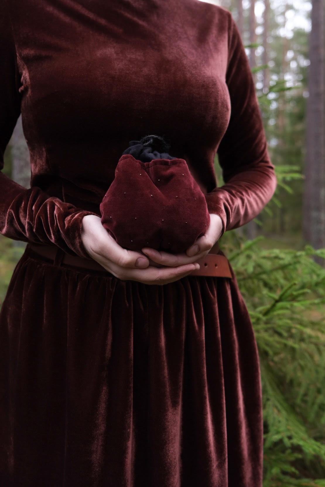 "Алхимические деньги" бархатная сумочка на завязках с точечной вышивкой ювелирным бисером