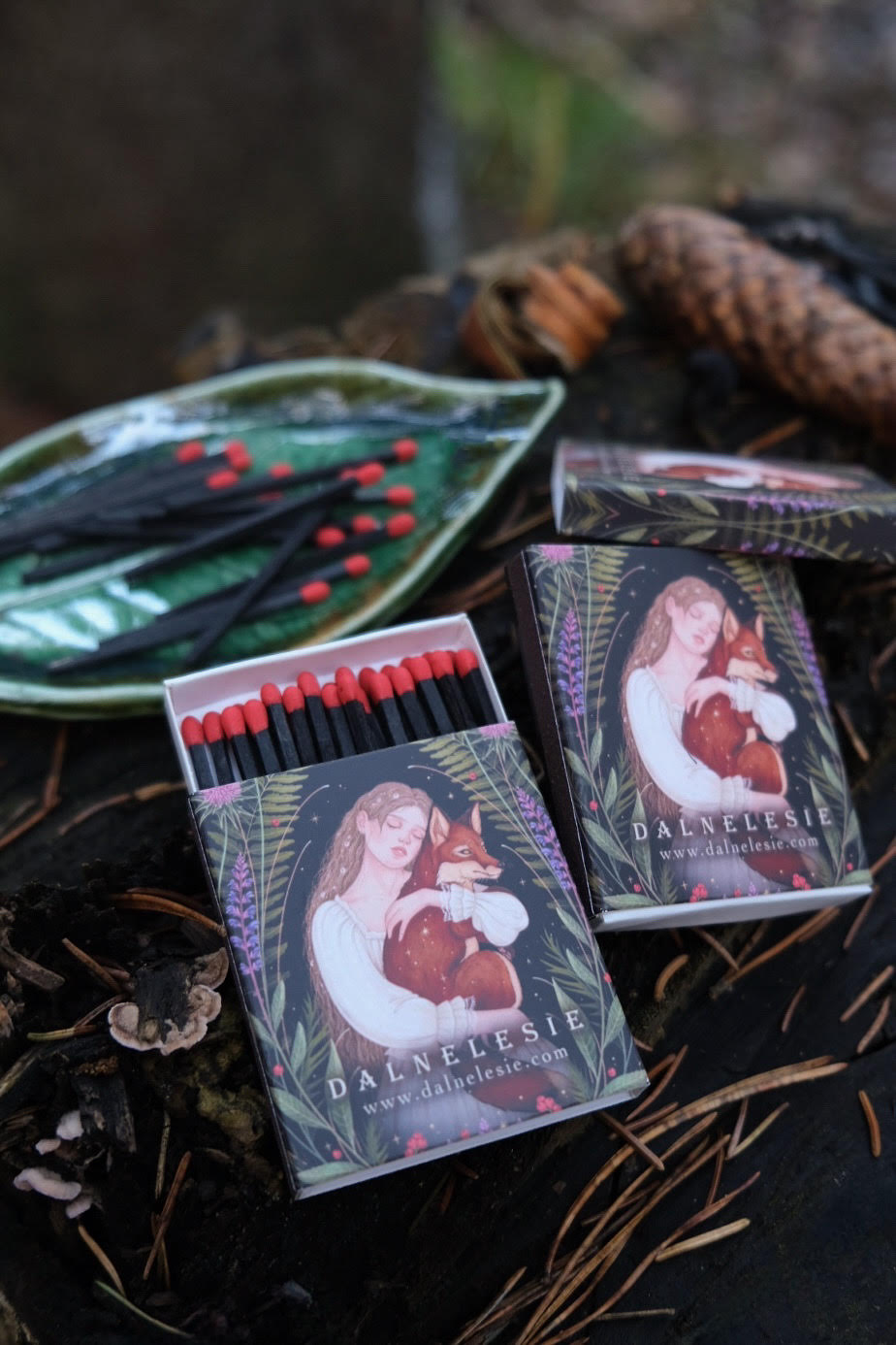 "Дальнелесье" чёрные спички с красными головками, с иллюстрацией "Девушка с лисой"