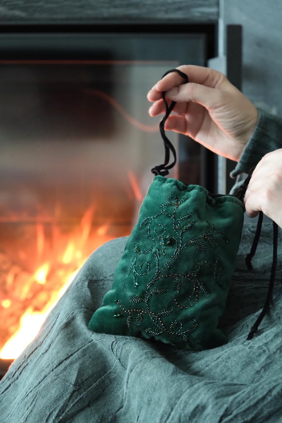 "Изумруды" бархатный мешочек + подарок-образец уральского малахита