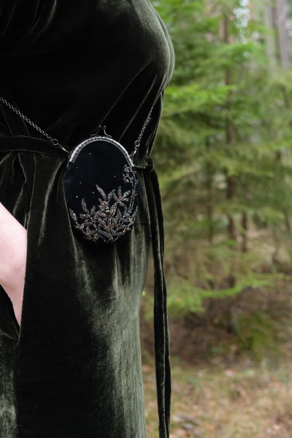 "Травы и кристаллы" сумочка из натурального бархата с вышивкой ювелирным бисером