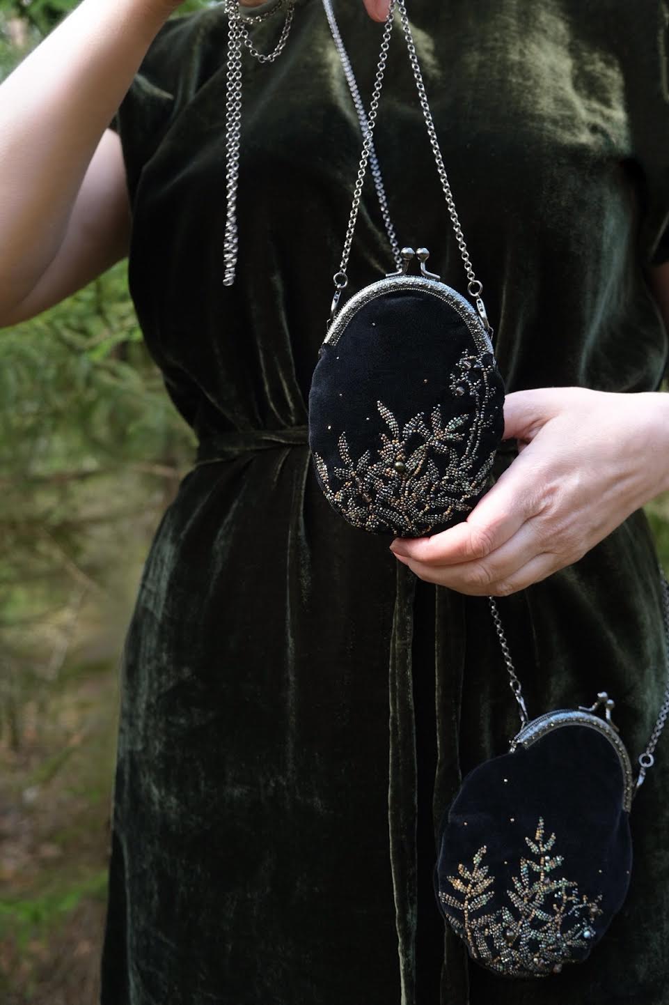 "Травы и кристаллы" бархатная сумочка с вышивкой ювелирным бисером размер M