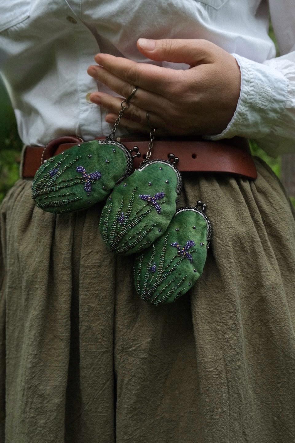 "Фиалка или Ирис?" бархатный микро-кошелёк для бутылочки эфирного масла, в виде брелока