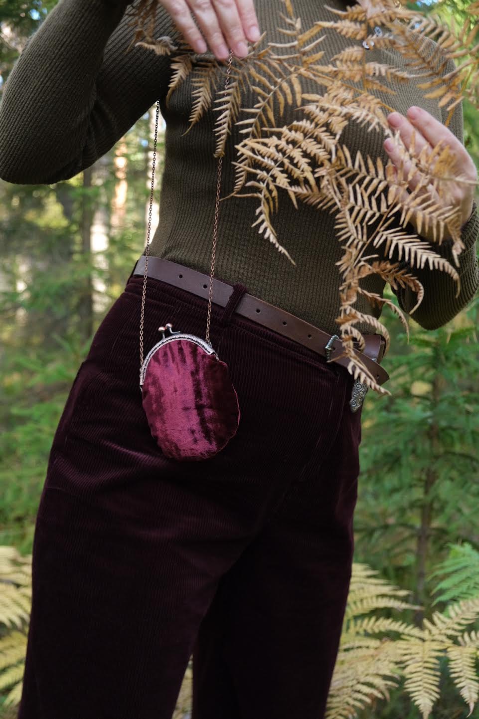 "Алхимические деньги" кошелёк на длинной цепочке из шелкового бархата с фермуаром медного цвета