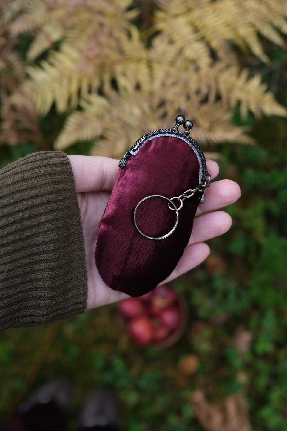 "Алхимические деньги" кошелёк-брелок из шёлкового бархата с фермуаром тёмного металла