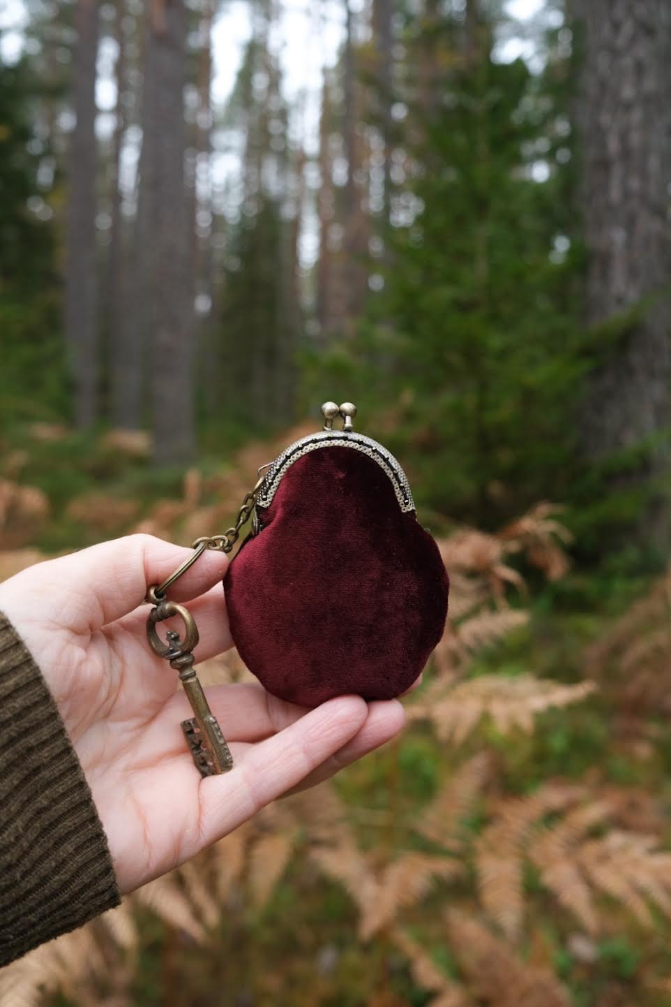 "Алхимические деньги II" микро-кошелёк из шёлкового бархата с подвеской-ключом бронзового цвета