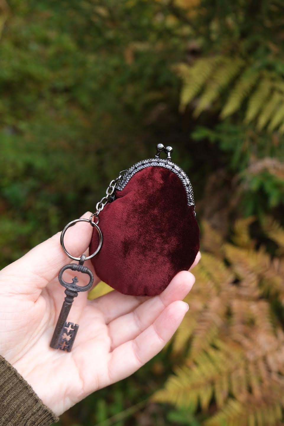 "Алхимические деньги III" микро-кошелёк в виде брелока с подвеской-ключом тёмного металла