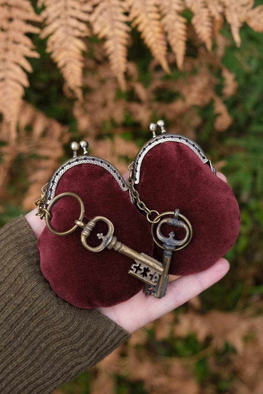 "Алхимические деньги IV" микро-кошелёк из бархата с подвеской-ключом бронзового цвета