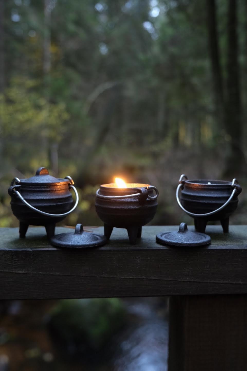 "Ведьмины котелки" свеча в чугунном котелке с крышкой, на ножках, неароматизированная