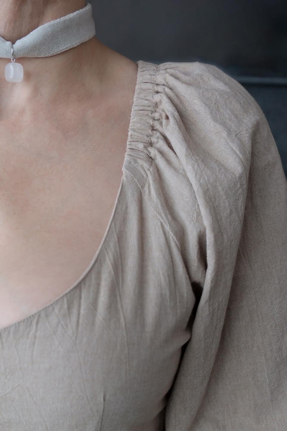 "Белый кварц": украшение-чокер из шелкового бархата (пан-бархата), с подвеской из белого кварца