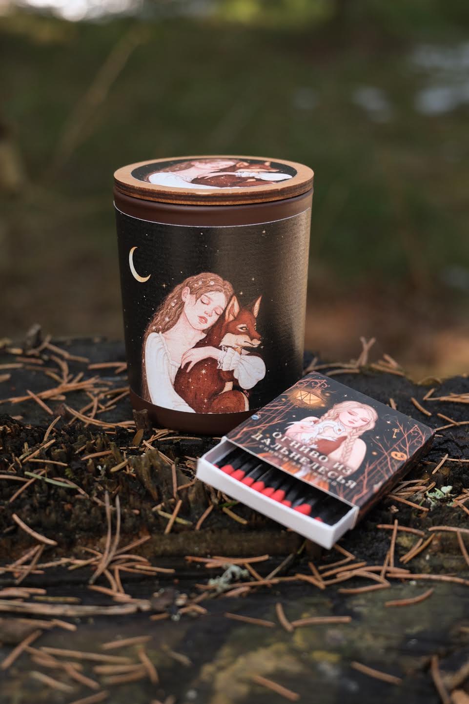 "Звёзды, лис, Луна и Девушка" соевая свеча 180 мл в стеклянном подсвечнике с деревянной крышкой