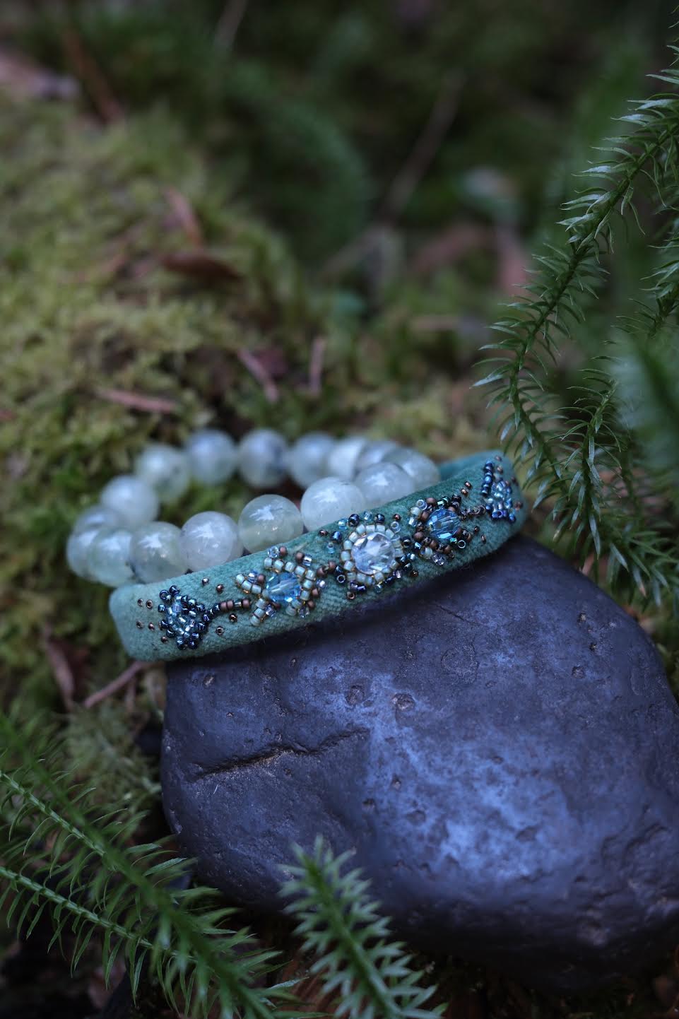 "Вход в Магический Лес" браслет из бархата, цвет которого создан в мастерской, с вышивкой ювелирным бисером и кристаллами хрусталя