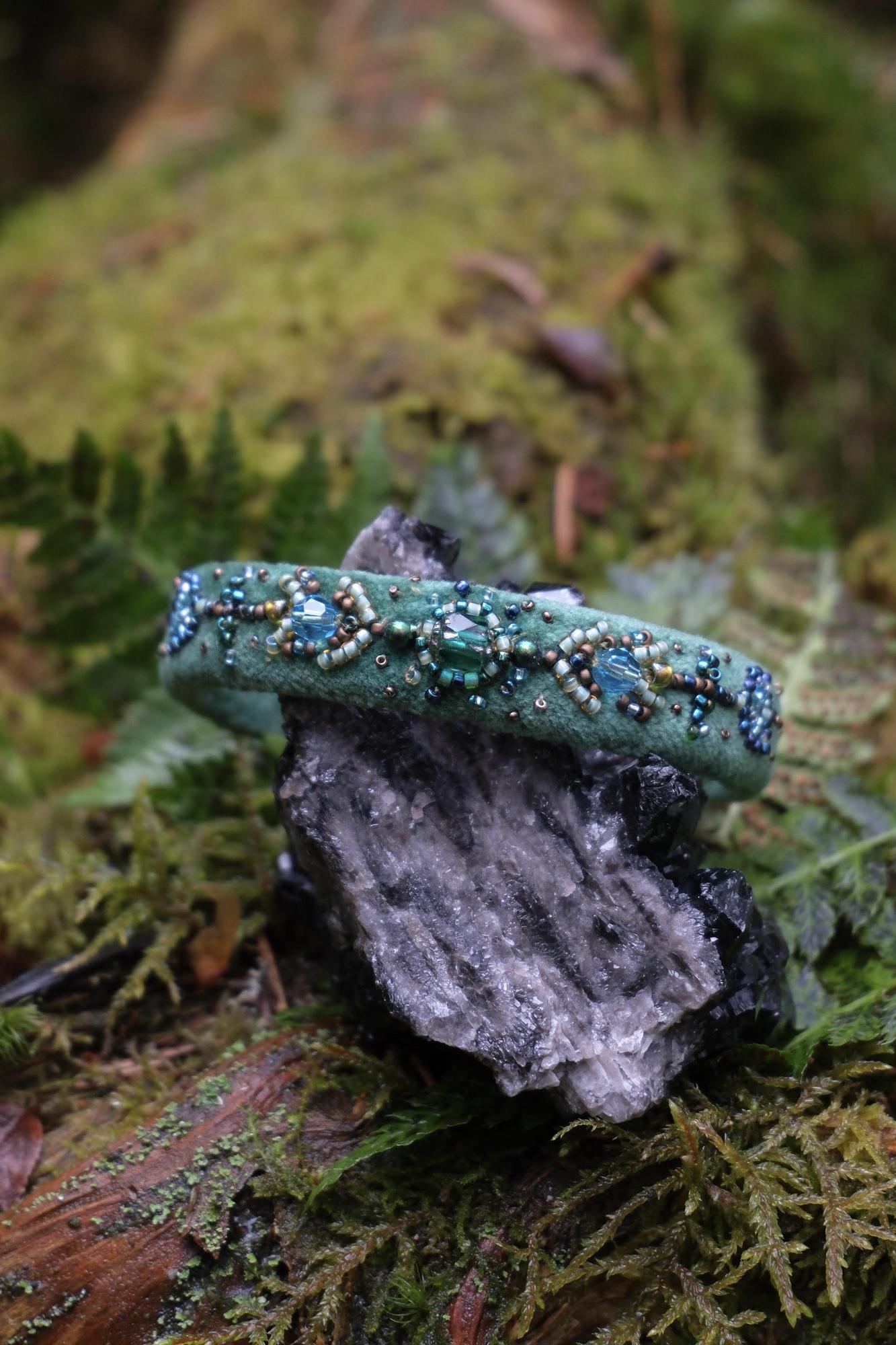 "Лесной изумруд" браслет из бархата, цвет которого создан в мастерской, с вышивкой ювелирным бисером и кристаллами хрусталя