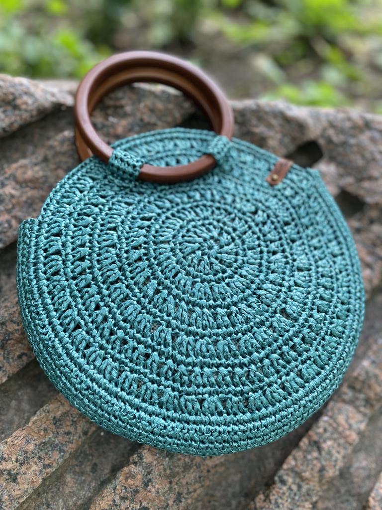 Круглая сумка из рафии бирюзово-зелёного цвета
