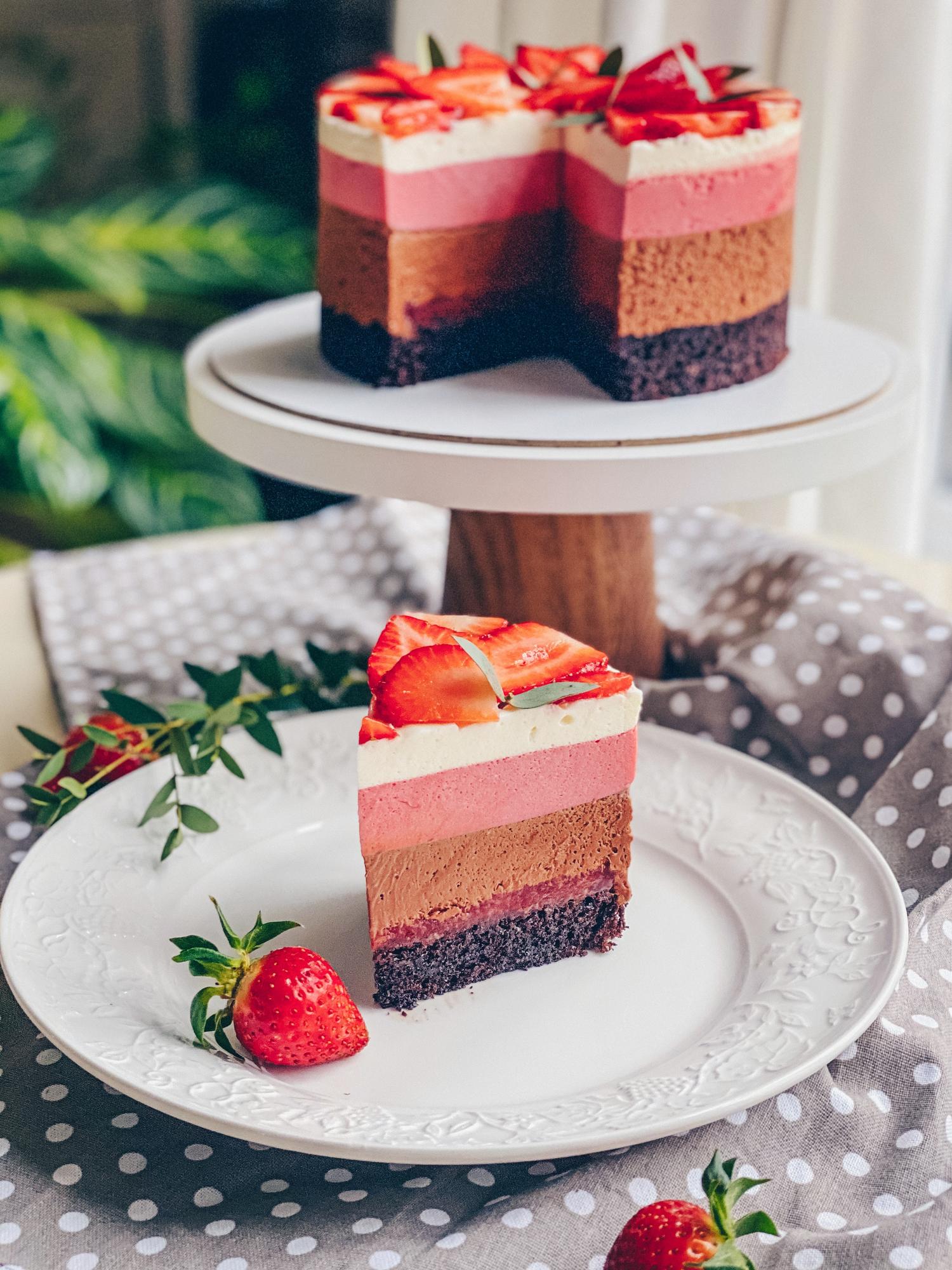 Торт "КЛУБНИКА В ШОКОЛАДЕ"