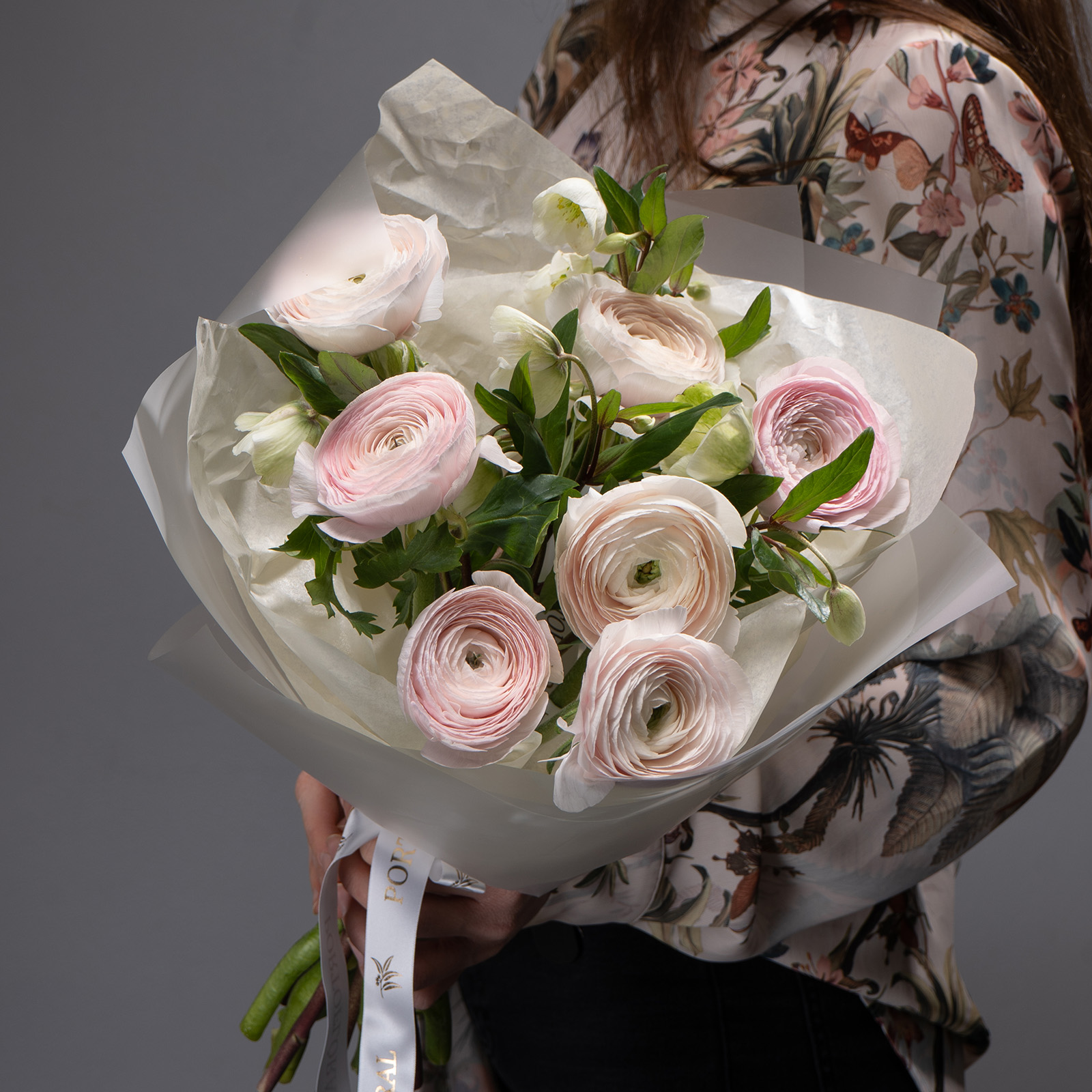 Букет "Ранункулюсы с хелеборусом"