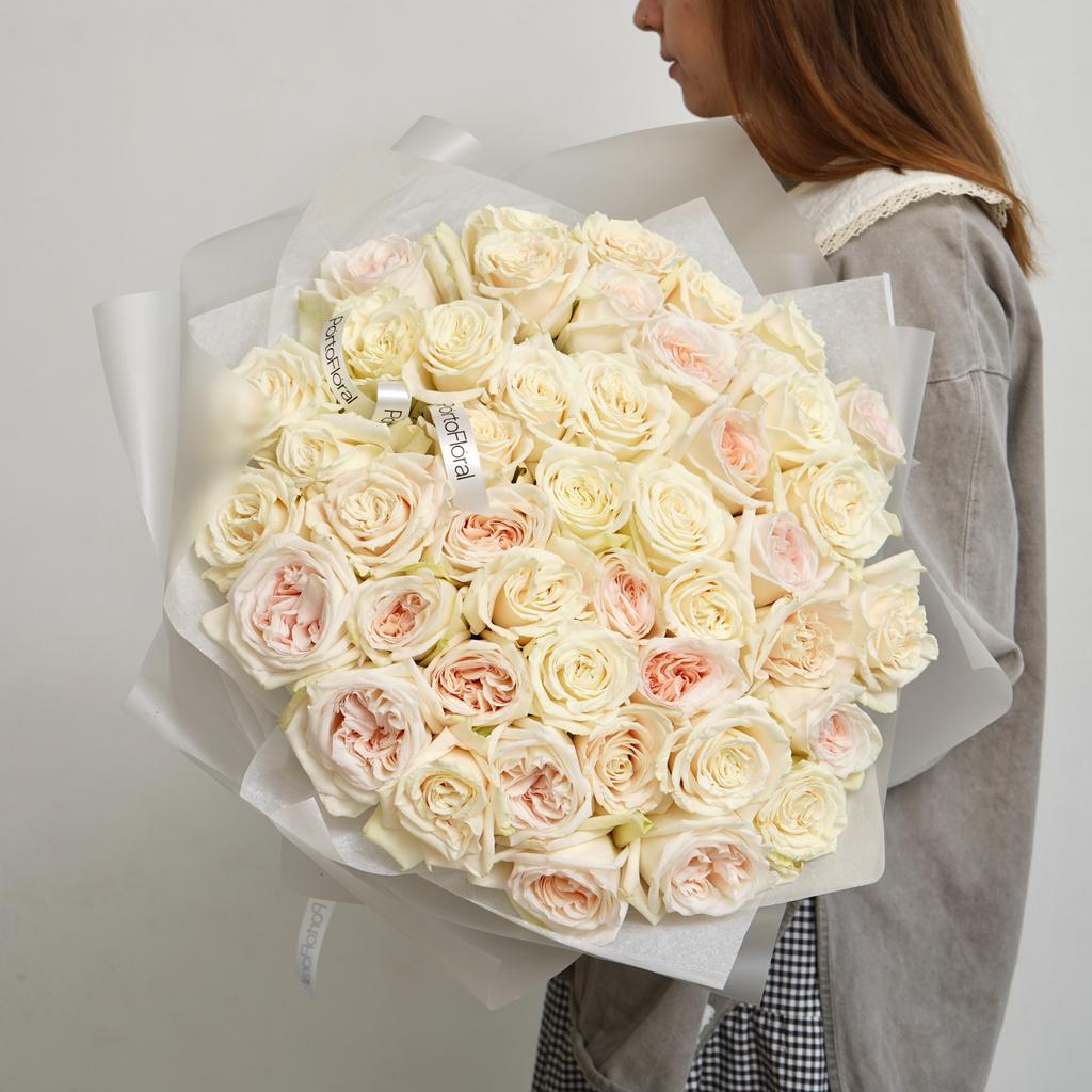 Монобукет из роз Playa Blanca и White Ohara