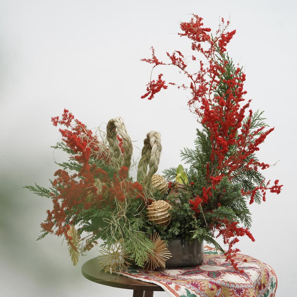 Новогодняя композиция "Месяц-декабрь"