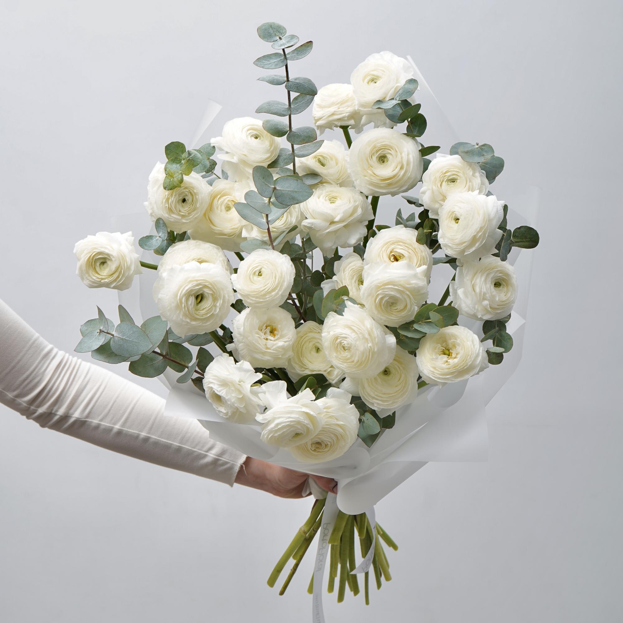 Монобукет из белых ранункулюсов с эвкалиптом