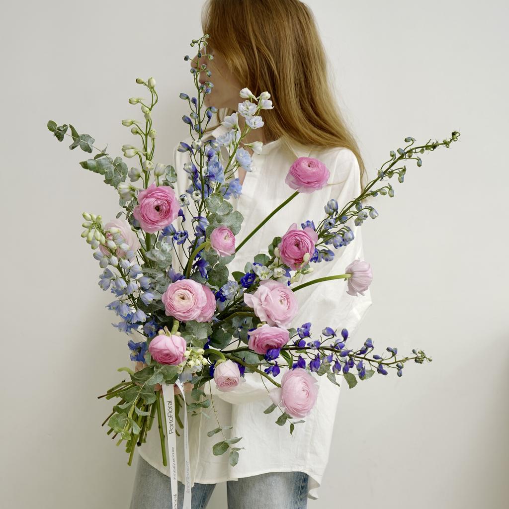 Дуобукет ранункулюсы с дельфиниумом