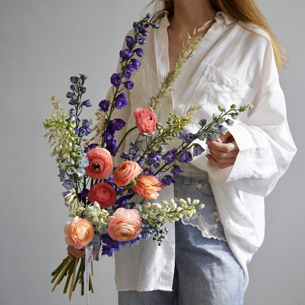 Дуобукет из ранункулюсов с дельфиниумом