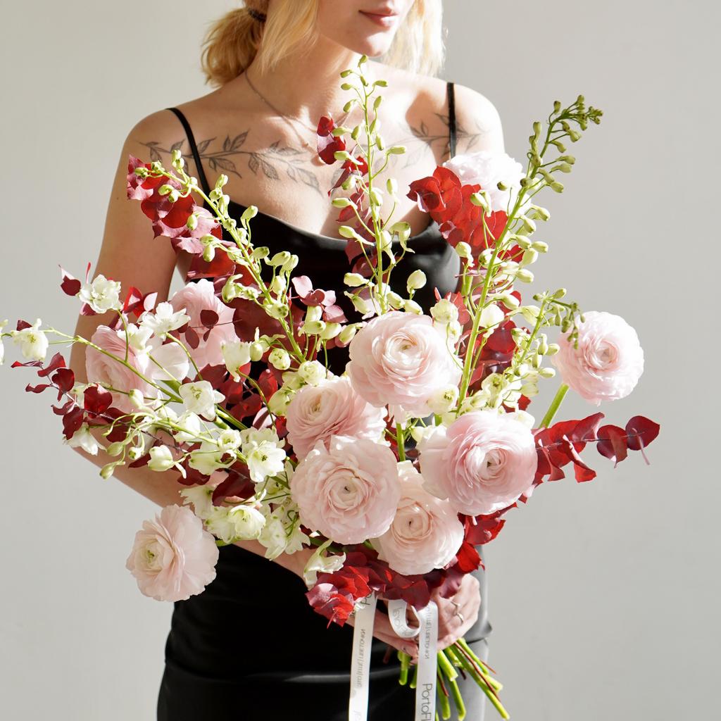 Букет ранункулюсов, дельфиниума и эвкалипта