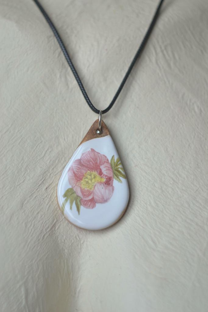 Подвеска с деколью "Пион"