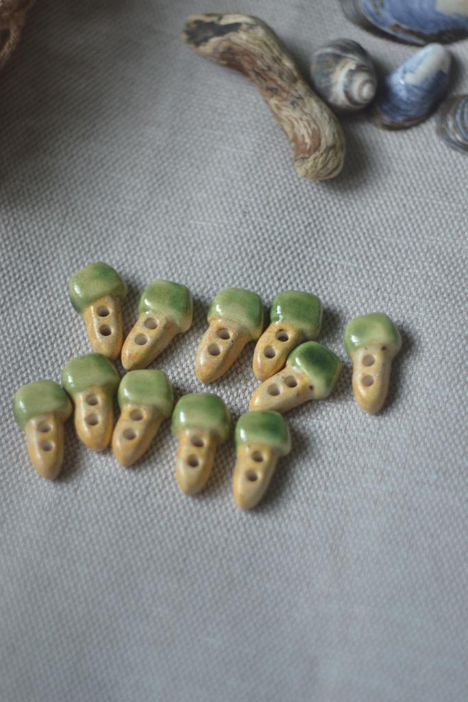 Керамическая пуговица "Гриб зелёный "