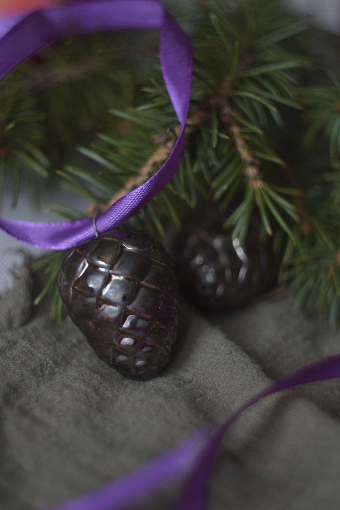 Керамический подвес на ёлку "Круглая бронзовая шишка "