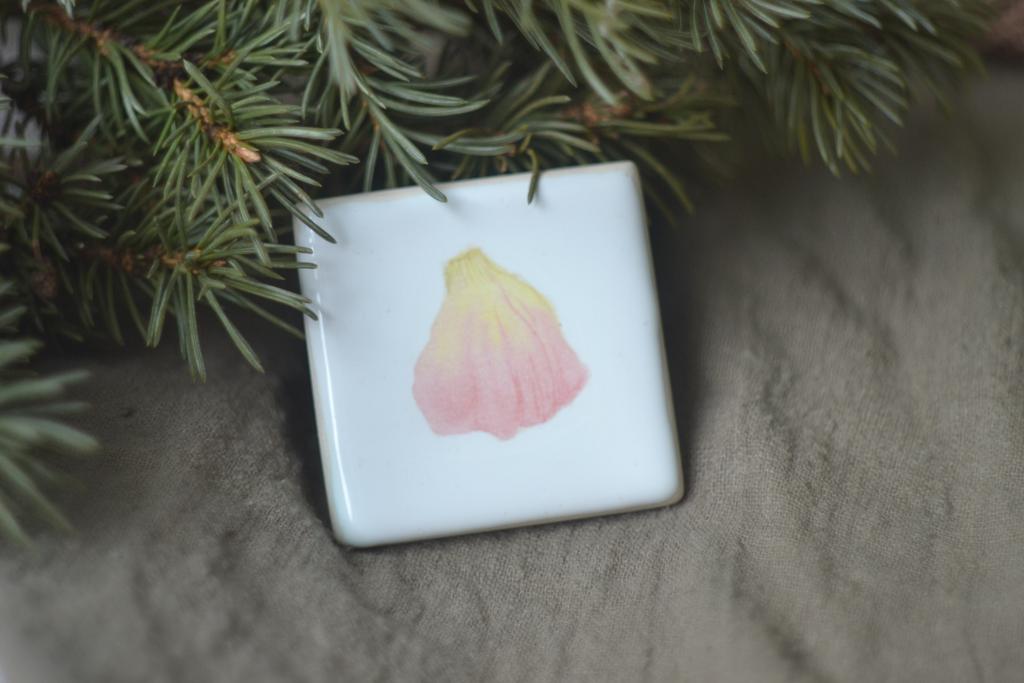 Керамическая плитка с деколью "Лепесток шиповника"