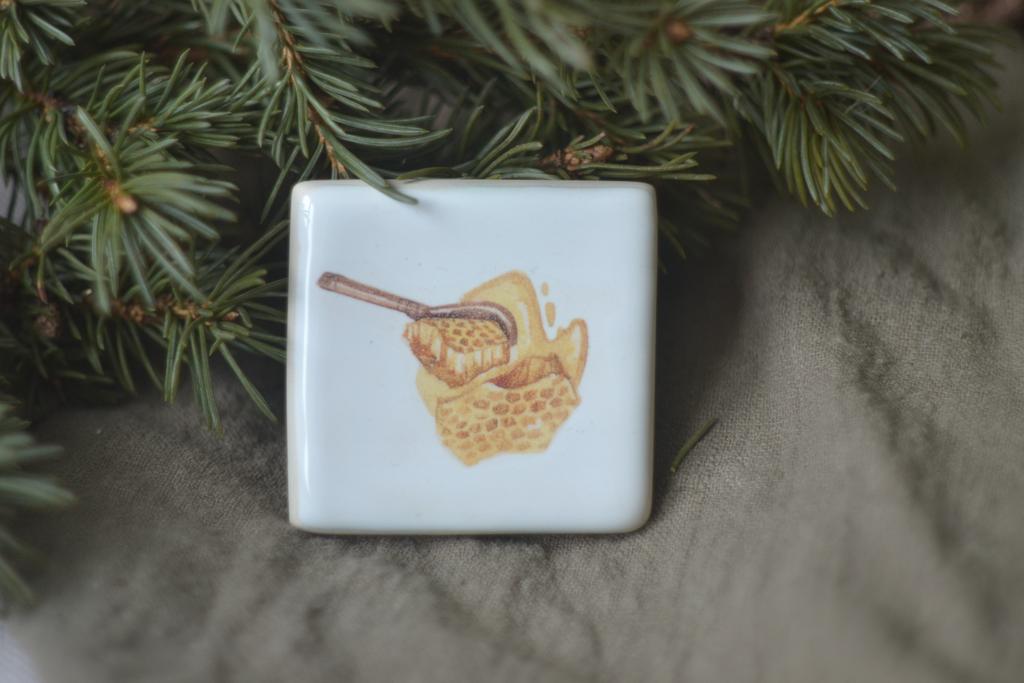 Керамическая плитка с деколью "Мёд"