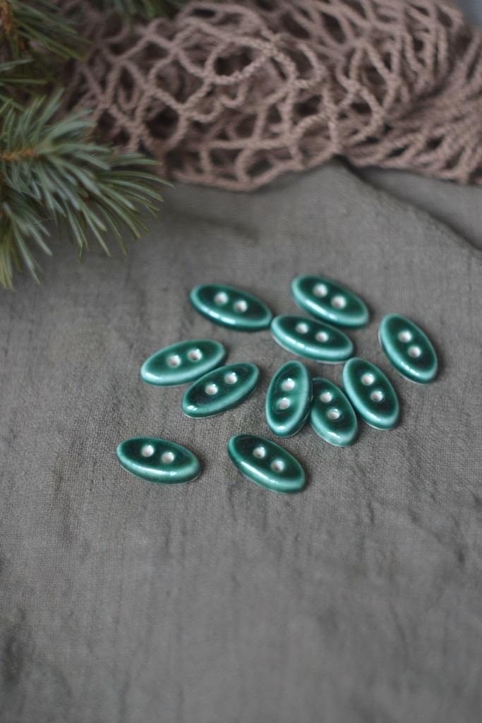 Керамическая овальная пуговица "Еловый лес"