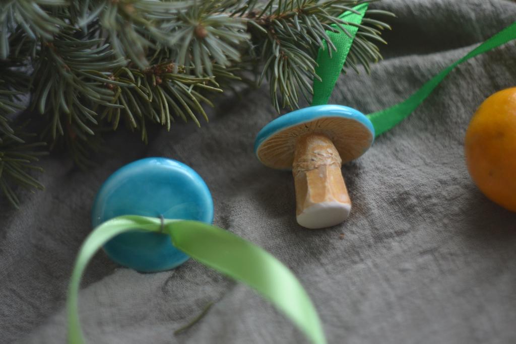 Керамический подвес на ёлку "Голубой гриб"