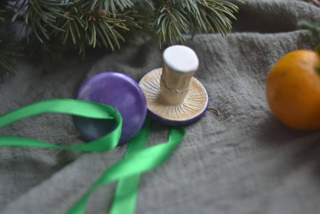 Керамический подвес на ёлку "Лиловый гриб"