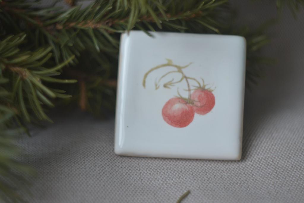 Керамическая плитка с деколью "Томаты"