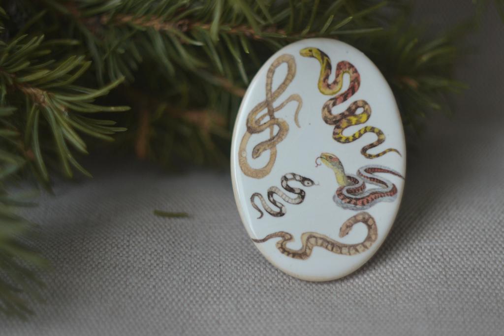 Керамическая плитка с деколью "Змеи "