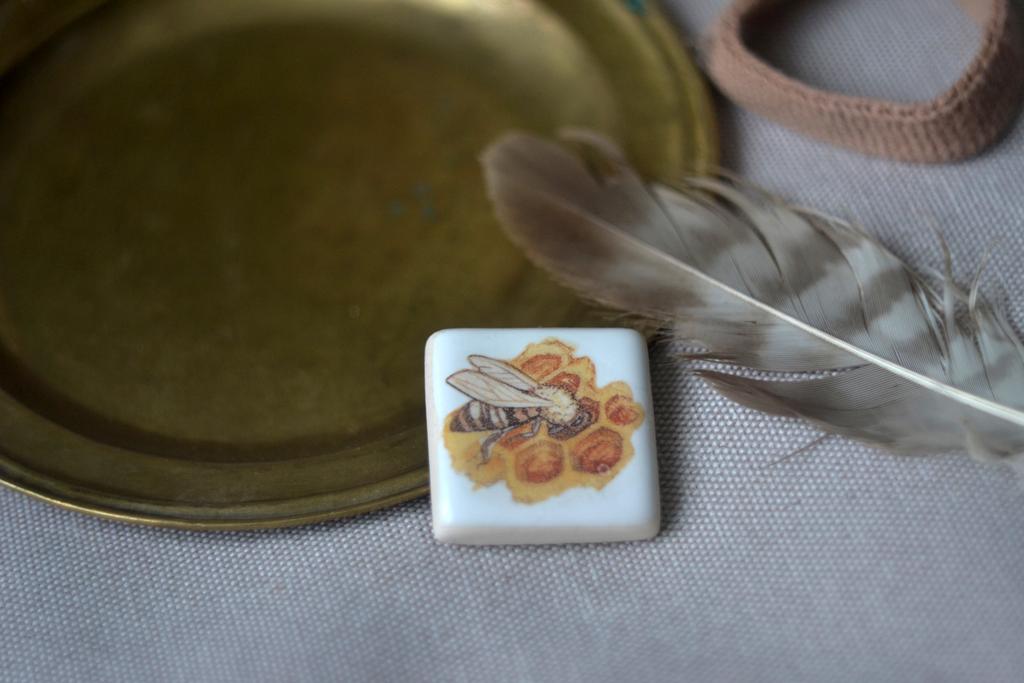 Керамическая плитка с деколью "Пчела"