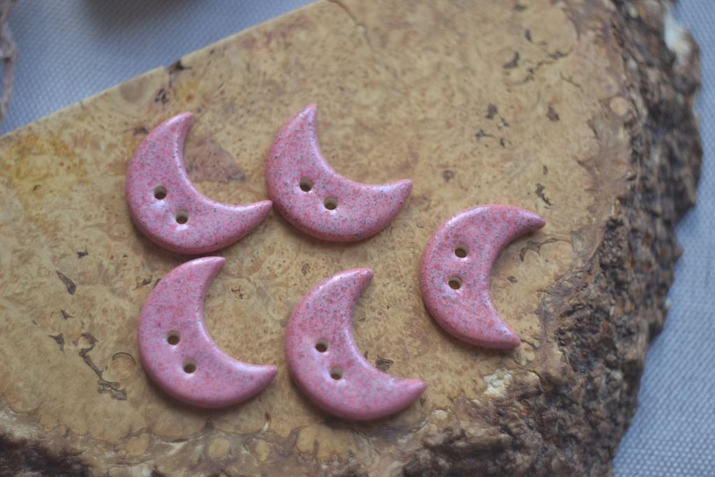 Керамическая пуговица "Малиновый месяц большой "