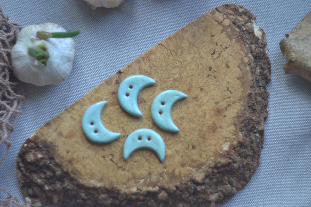 Керамическая пуговица "Мятный месяц большой "