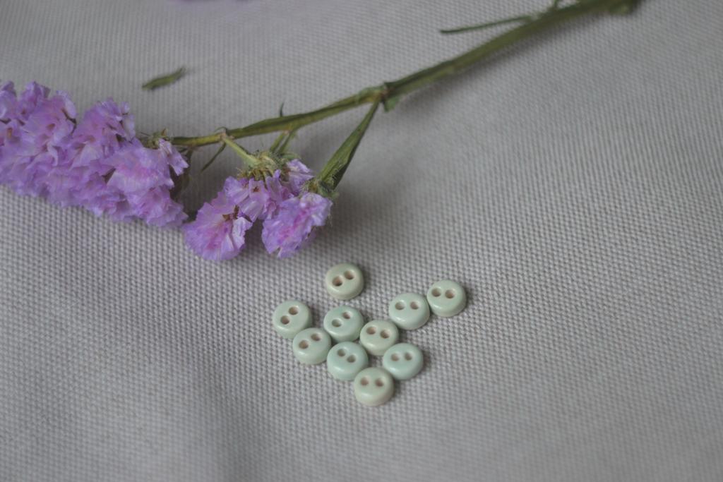 Базовая керамическая пуговица 0,9 см  "небесные"