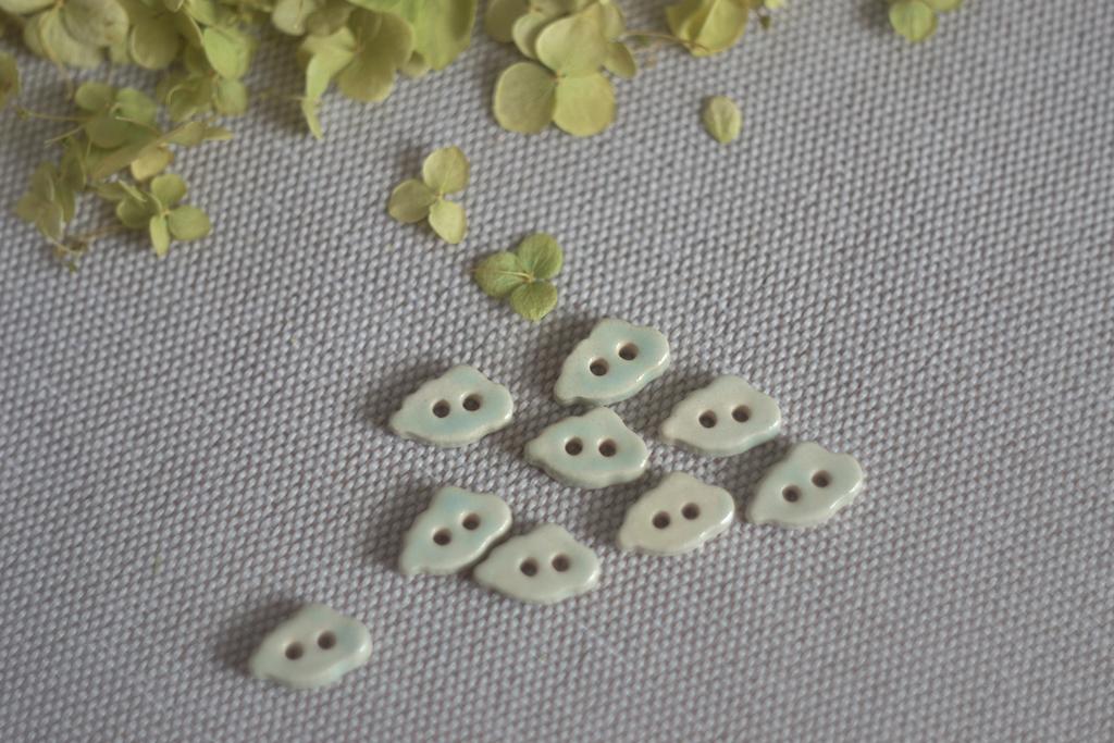 Керамическая пуговица маленькая "Облако"