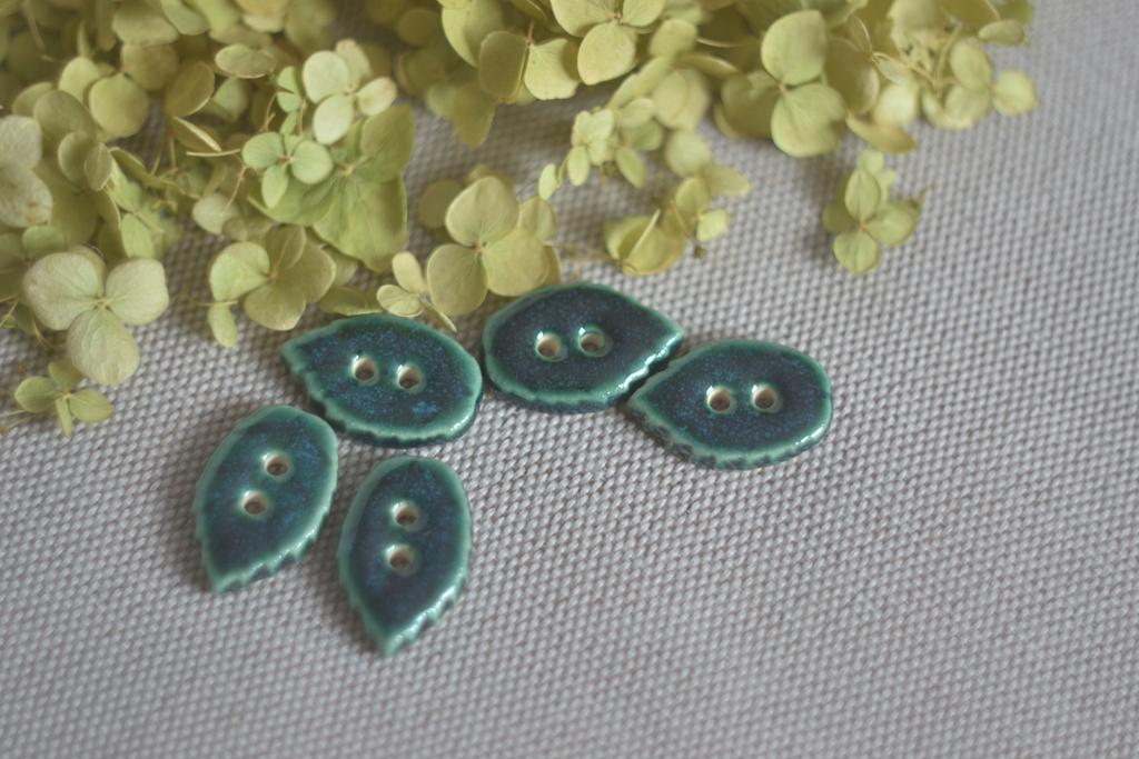 Керамическая пуговица "Лист"