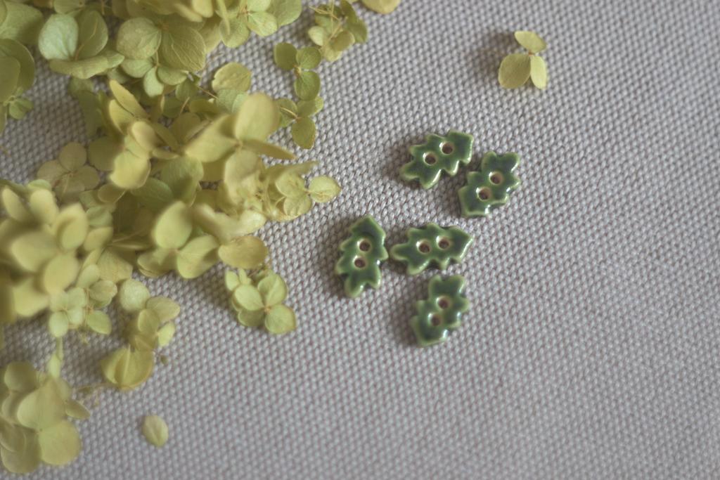 Керамическая пуговица "маленький дубовый лист "