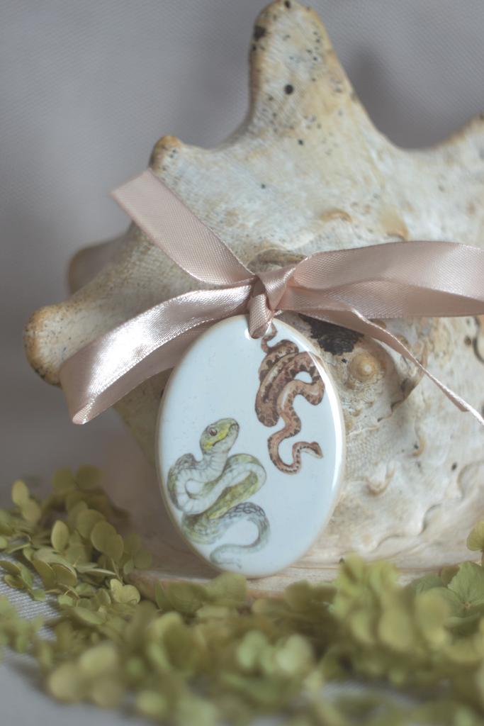 Керамический интерьерный подвес  с деколью "Змеи"