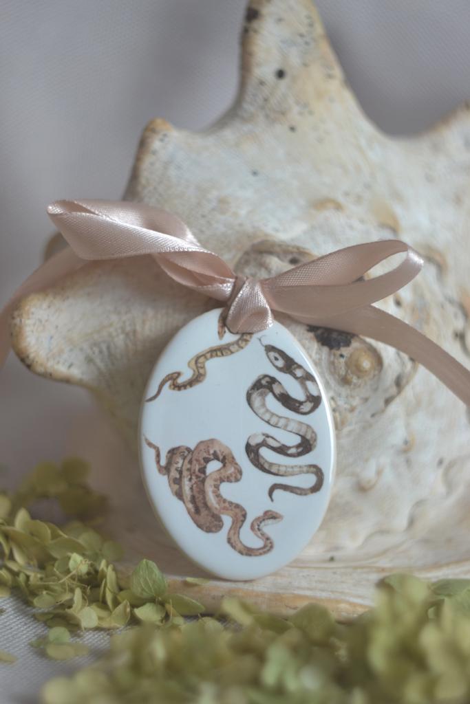 Керамический интерьерный подвес  с деколью "Змеи"