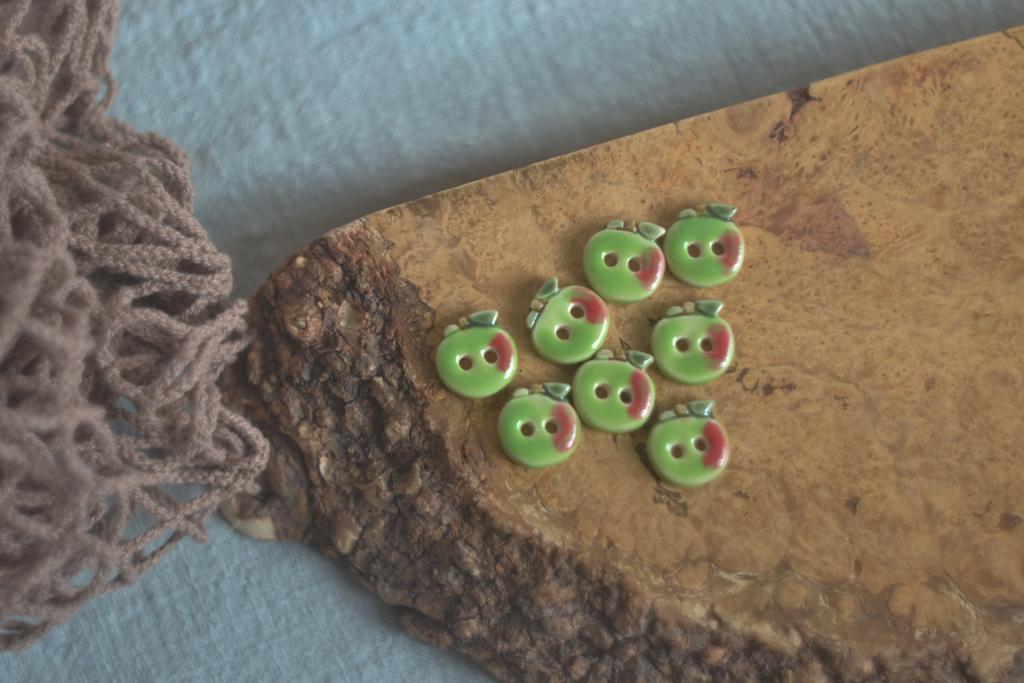 Керамическая пуговица "Зелёное яблоко "