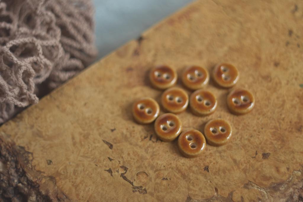 Базовая керамическая пуговица 1,3 см  "чай"