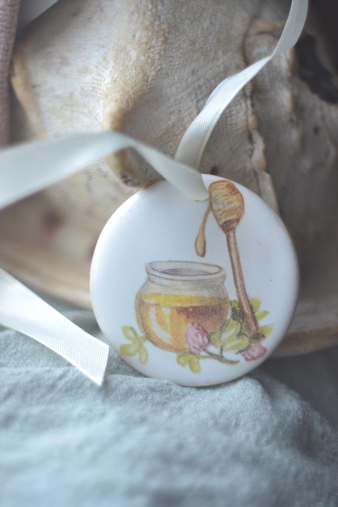 Керамический интерьерный подвес  с деколью "Мёд"