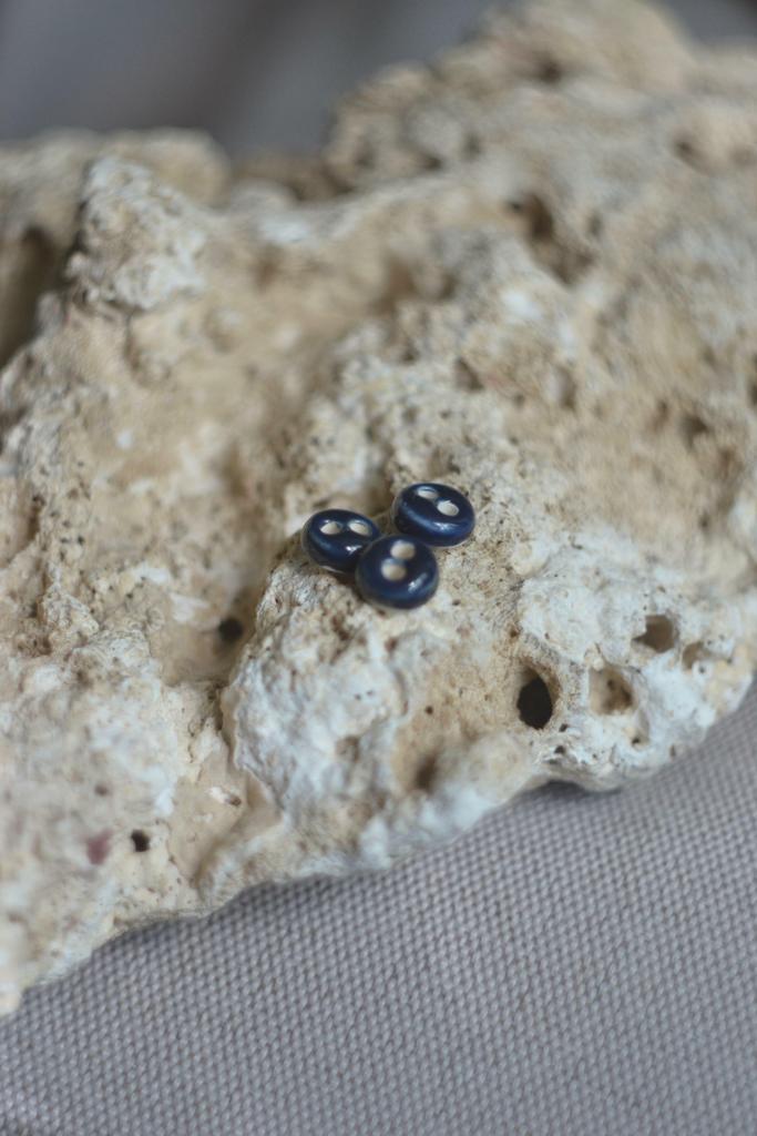 Базовая керамическая пуговица 0,9 см  "Индиго"