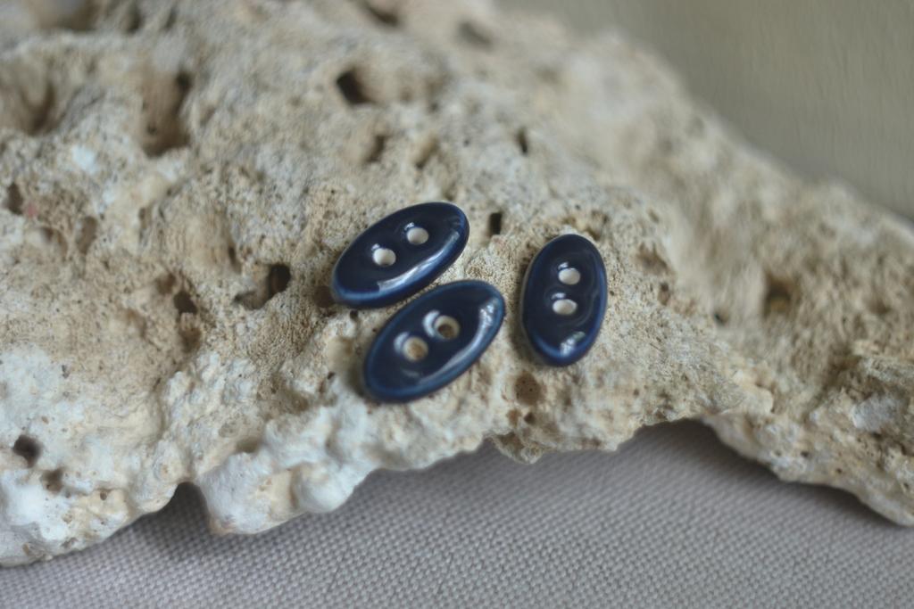 Керамическая овальная пуговица "Индиго"