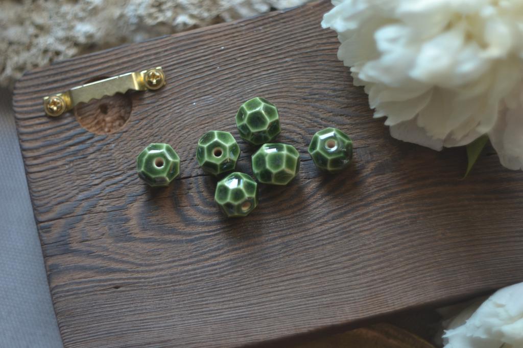 Керамическая бусина 1,5 см с гранями    "Крапива"